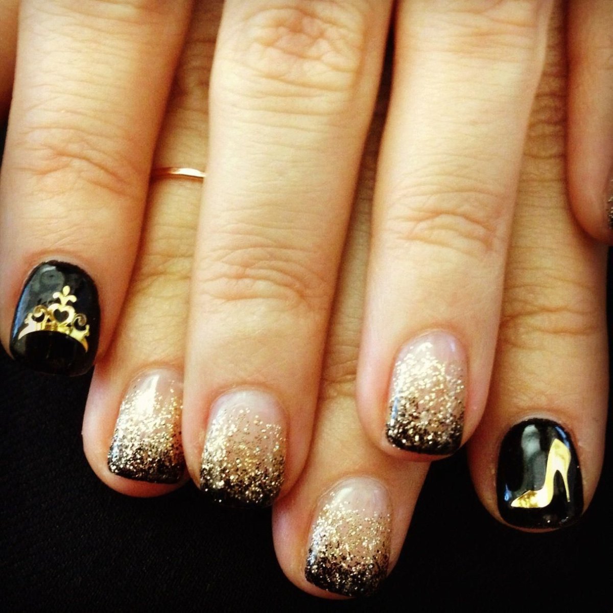 Маникюр чёрный с золотом на короткие ногти