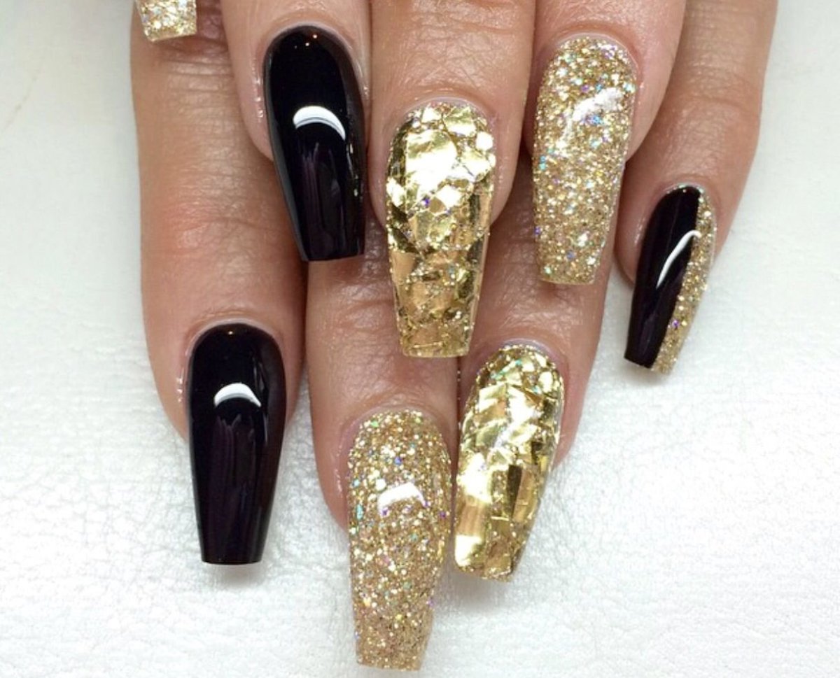 Маникюр белый с черным и золотом