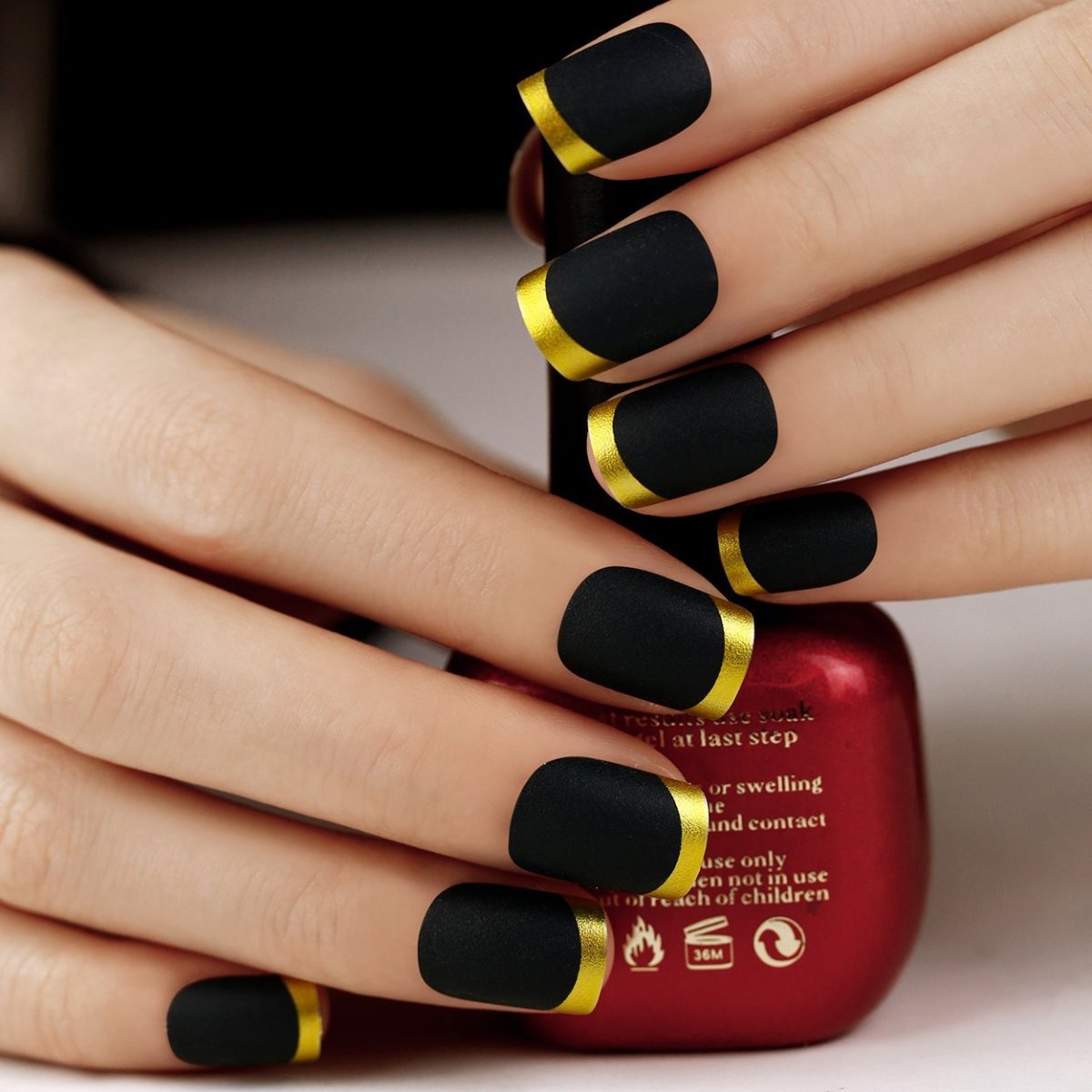 Маникюр золото с черным