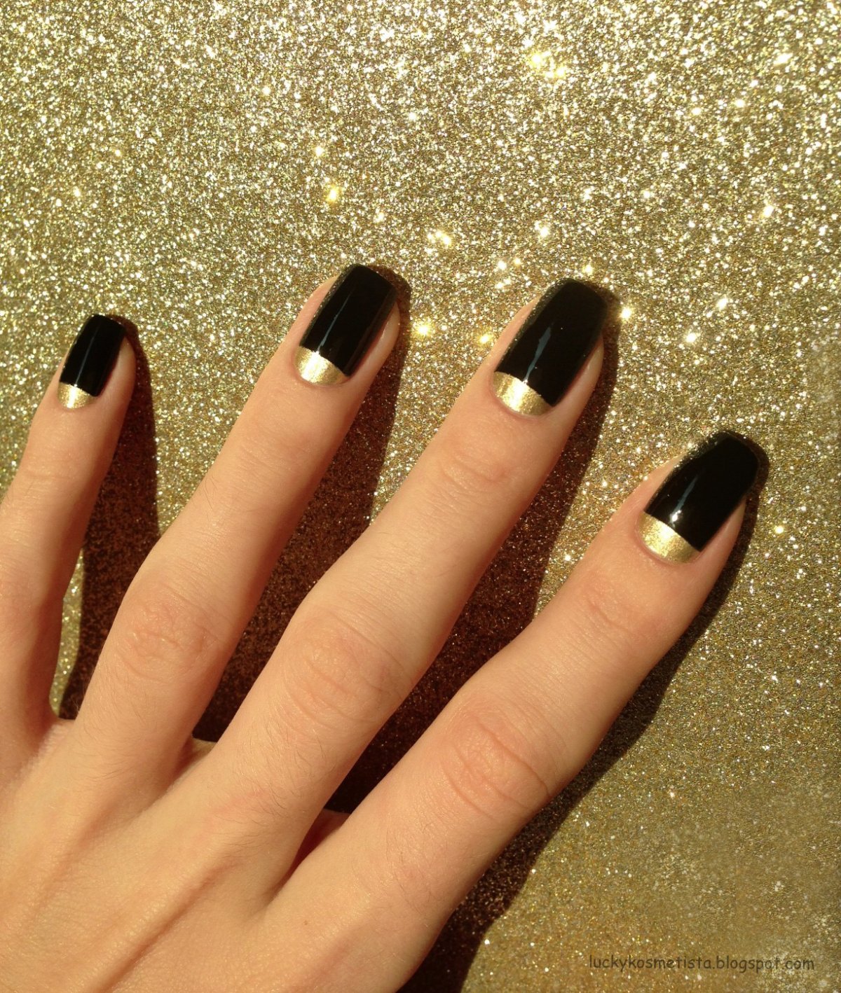 Черный маникюр с золотыми лунками