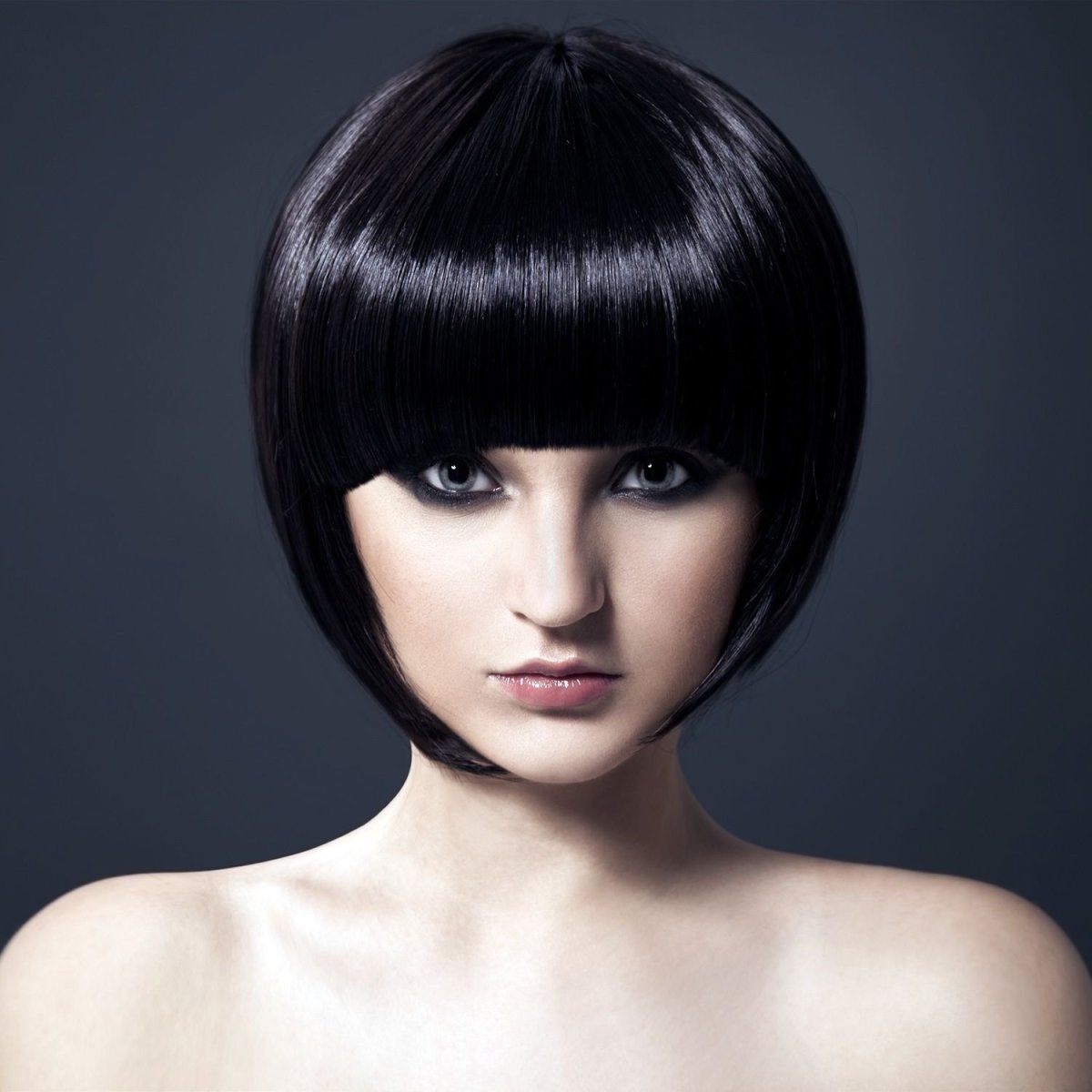 Стрижка Каскад на средние волосы с челкой полукругом