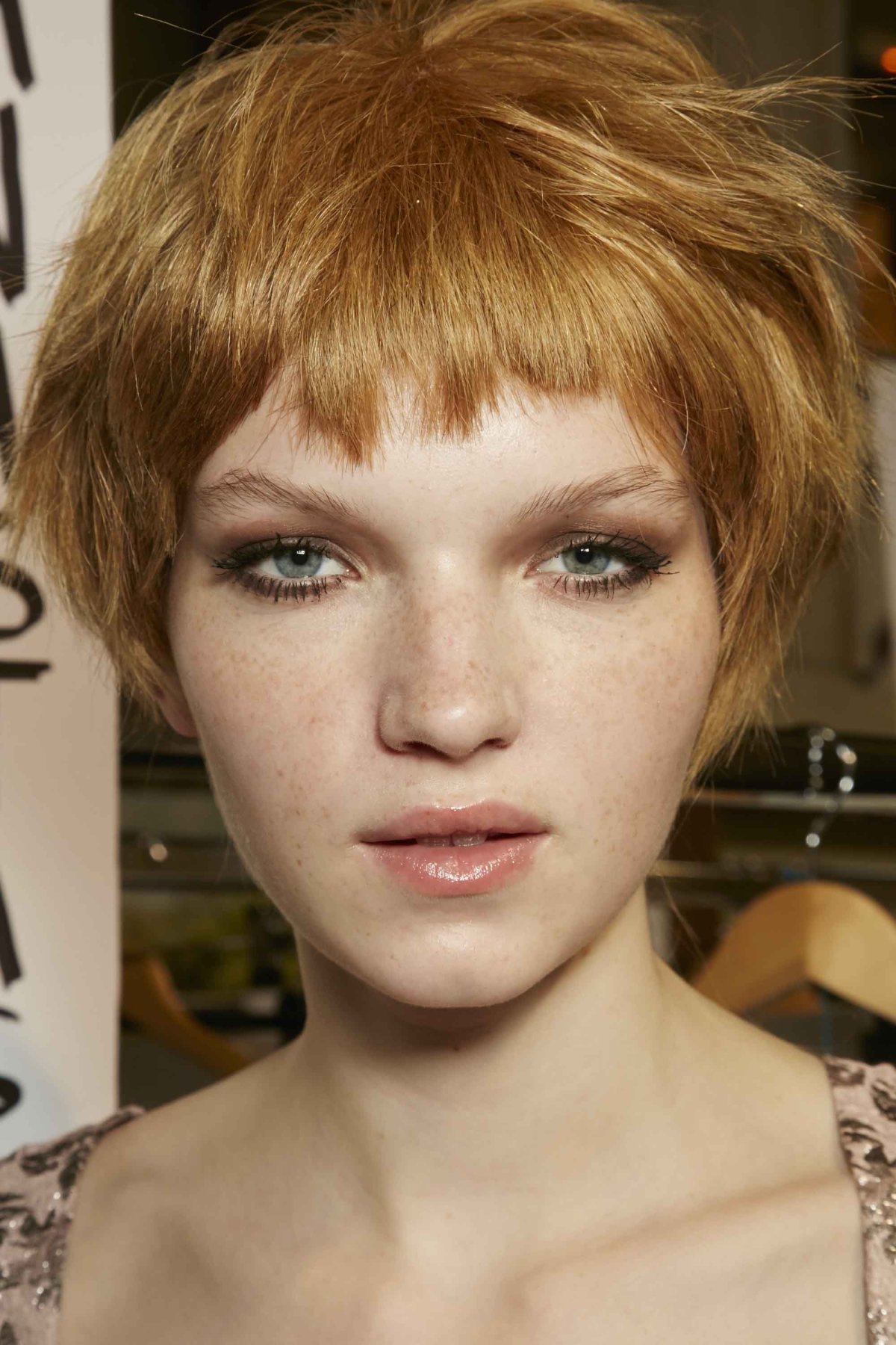 Стрижка женская Каскад на средние волосы с челкой 2022г