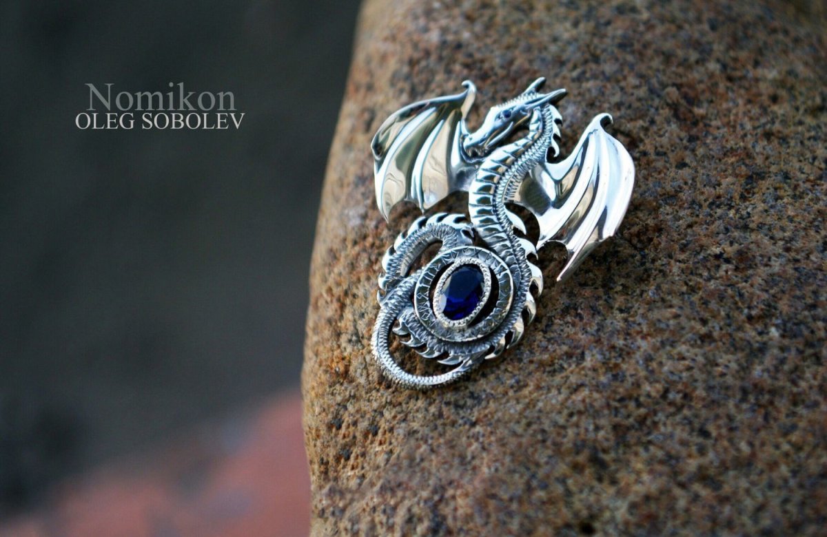 Кулон дракон с камнем