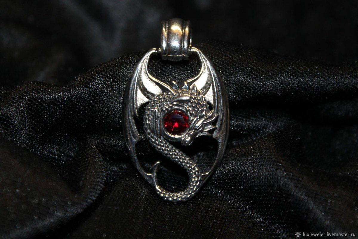 Кулон из глины