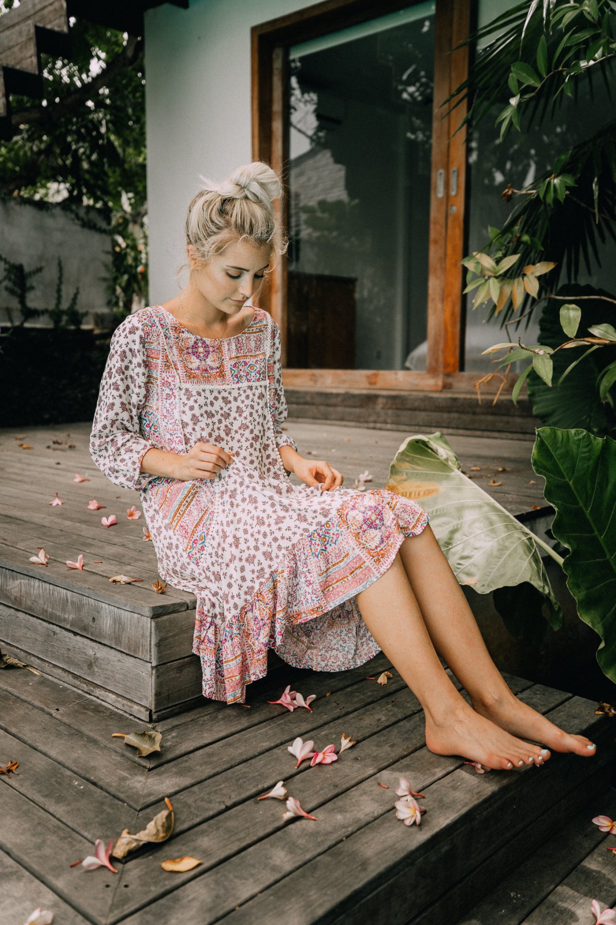 Девушки летом босиком