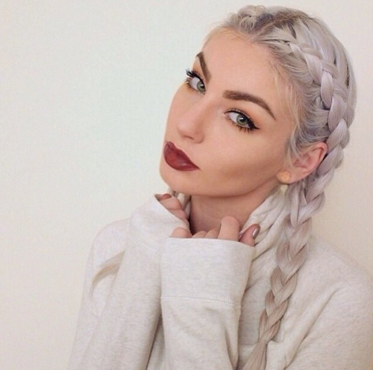 Девушка с белыми косичками