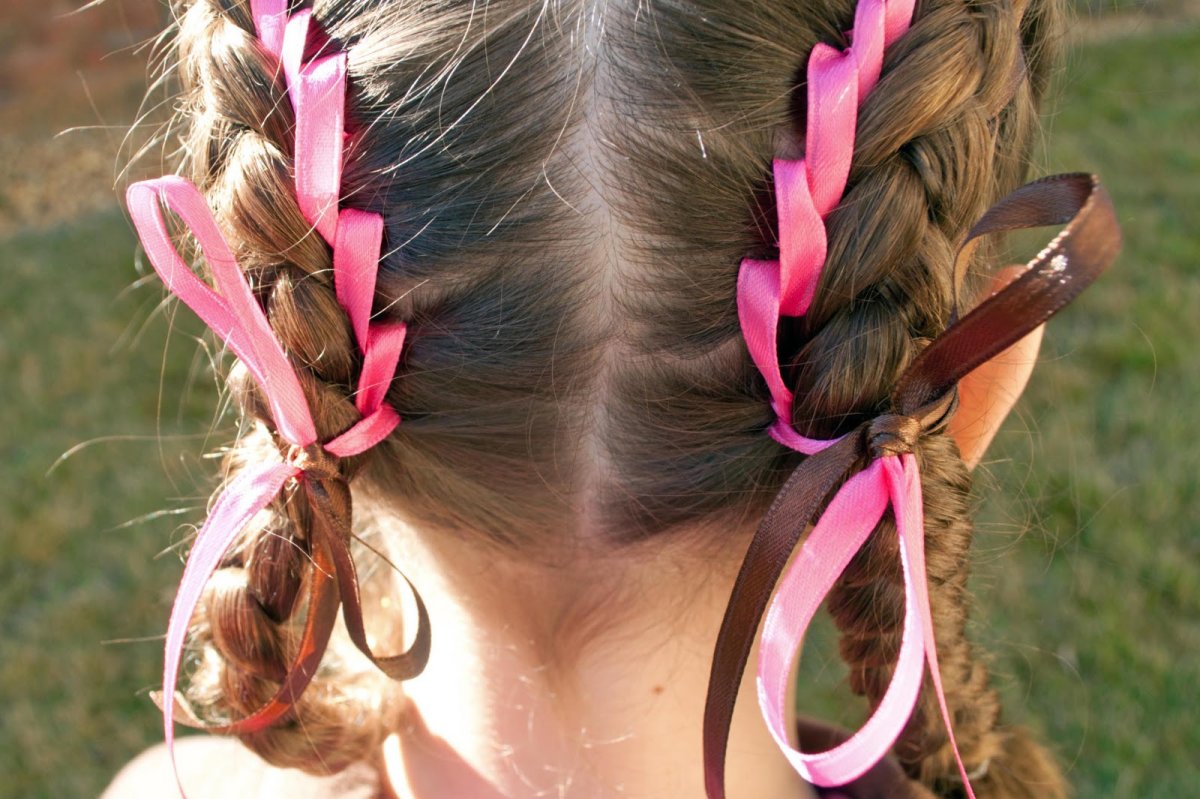 Прическа с вплетенной лентой