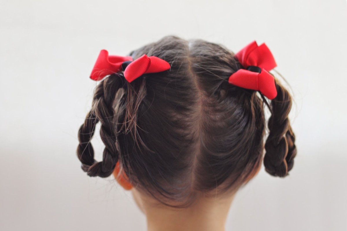 Прическа баранки для девочки