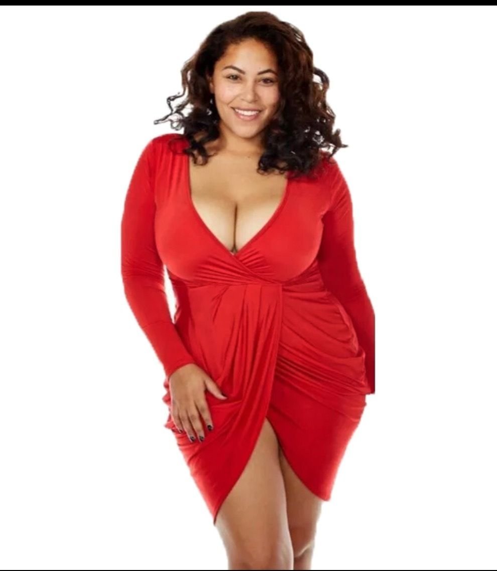 Платье с глубоким декольте для полных