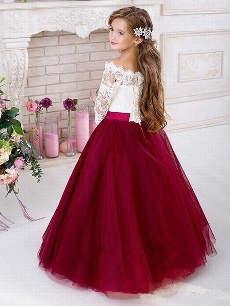 Мама и дочка с платьем