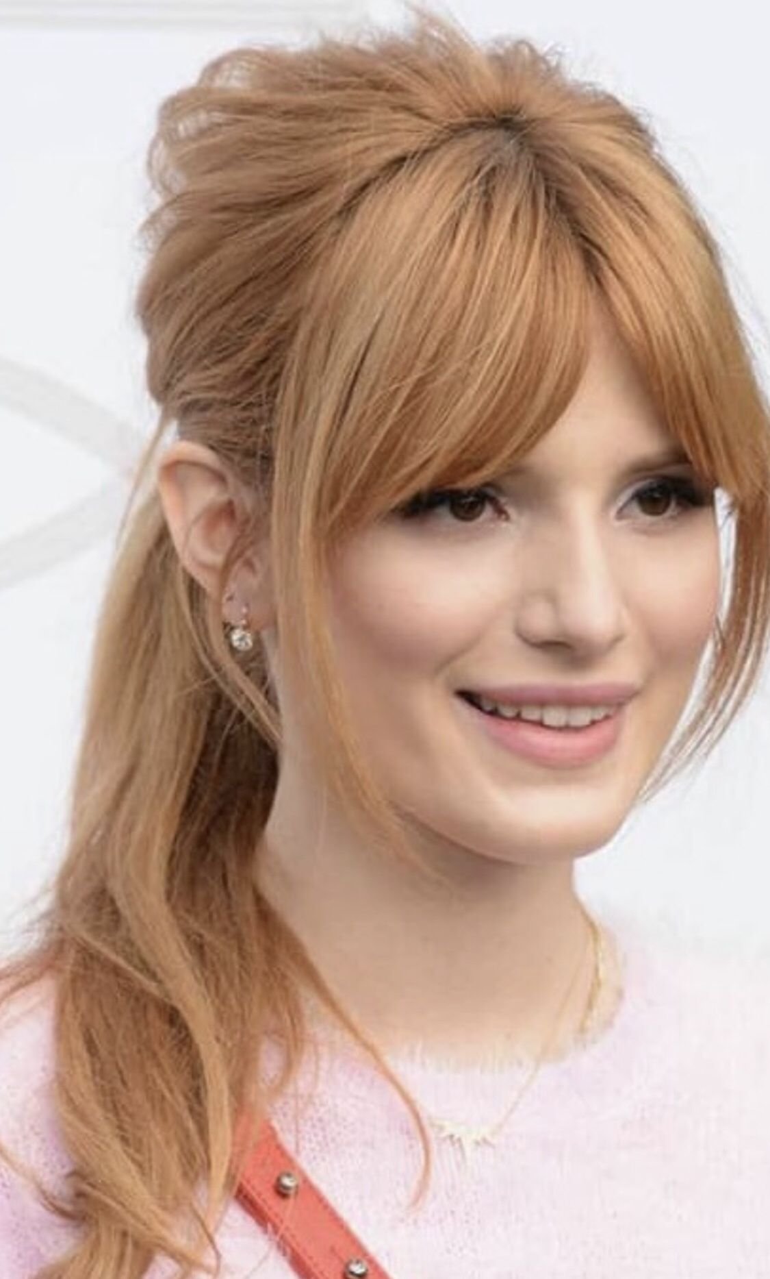 Кристина Хендрикс прическа