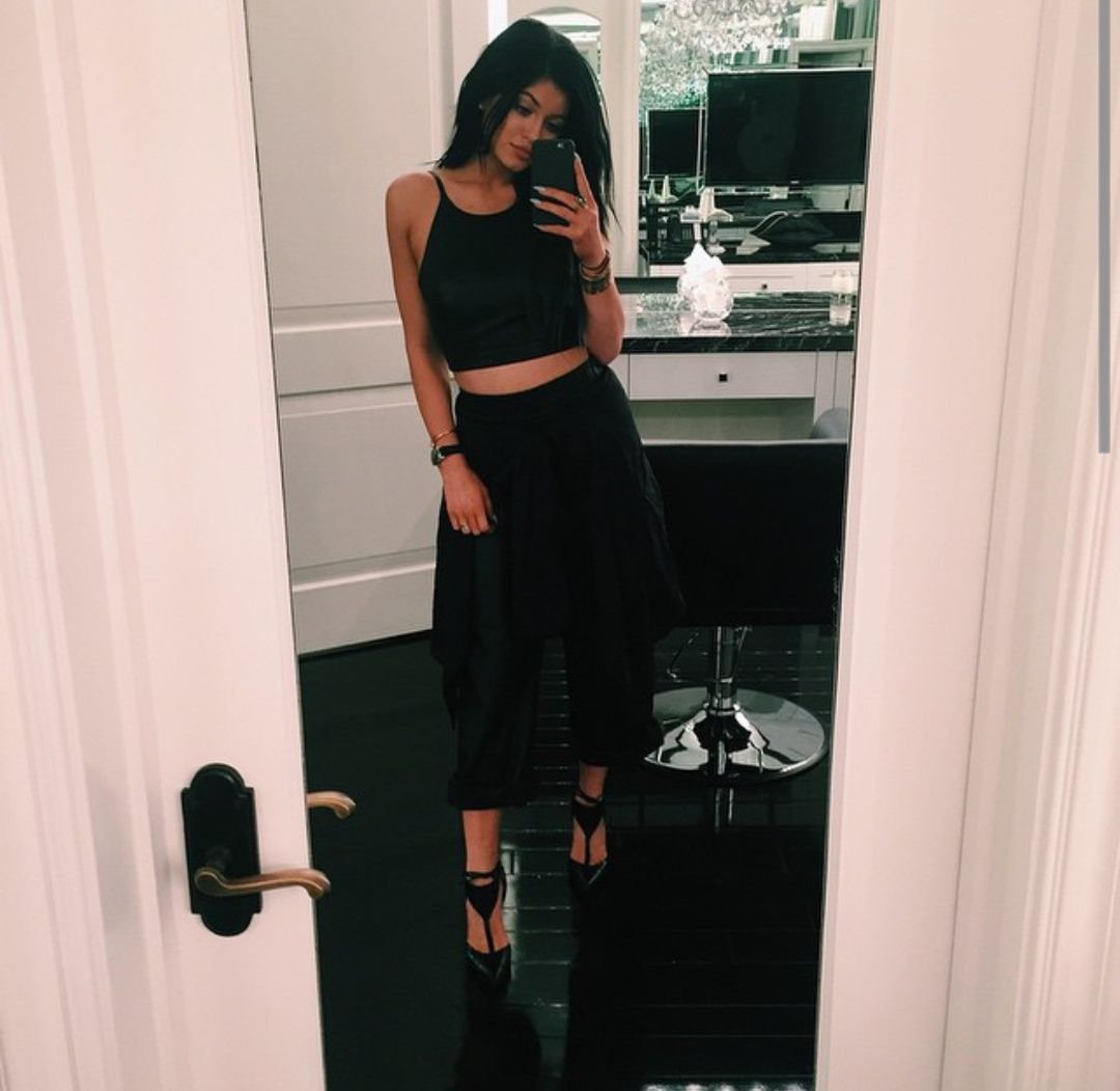 Кендалл Дженнер в черном костюме у зеркала