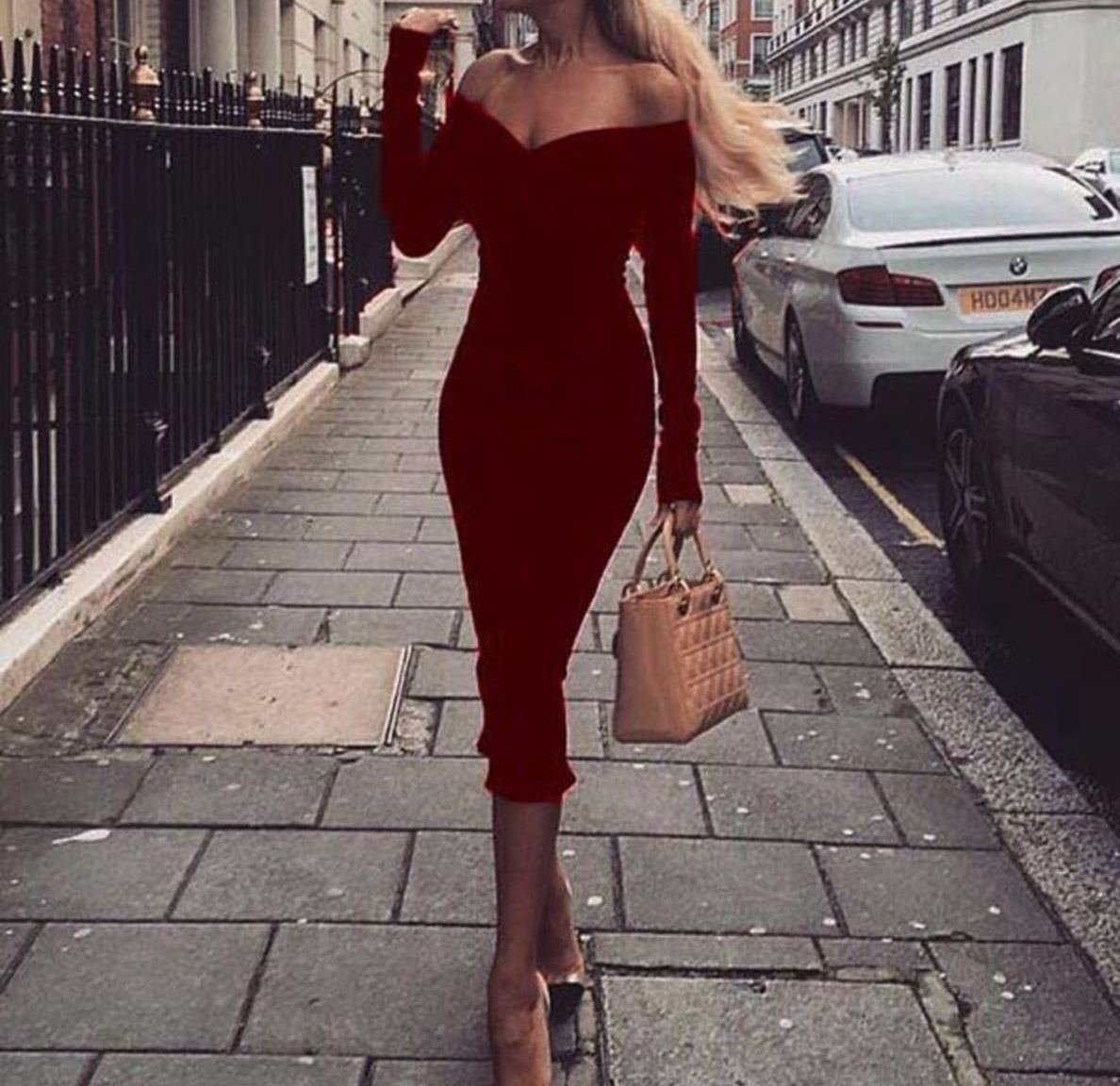 Черное облегающее платье с открытыми плечами