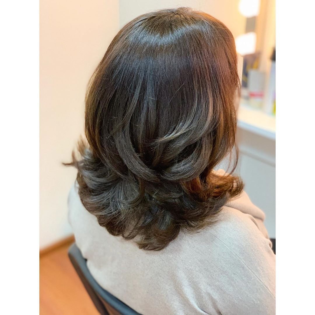 Стрижка Каскад на средние волосы сзади