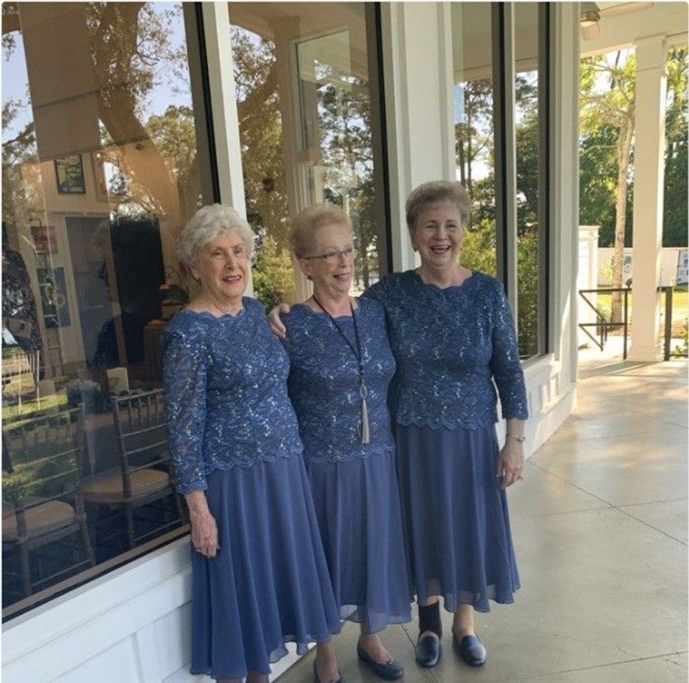 Бабушка в нарядном платье