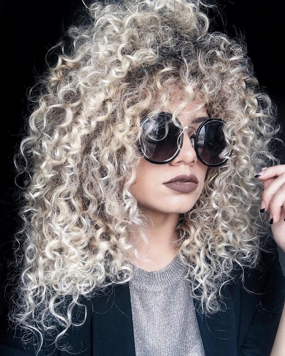 Кудрявый блондин