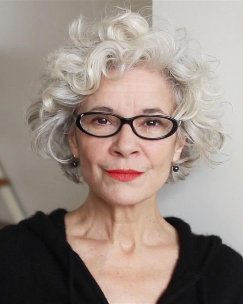 Старушка с кудрявыми волосами