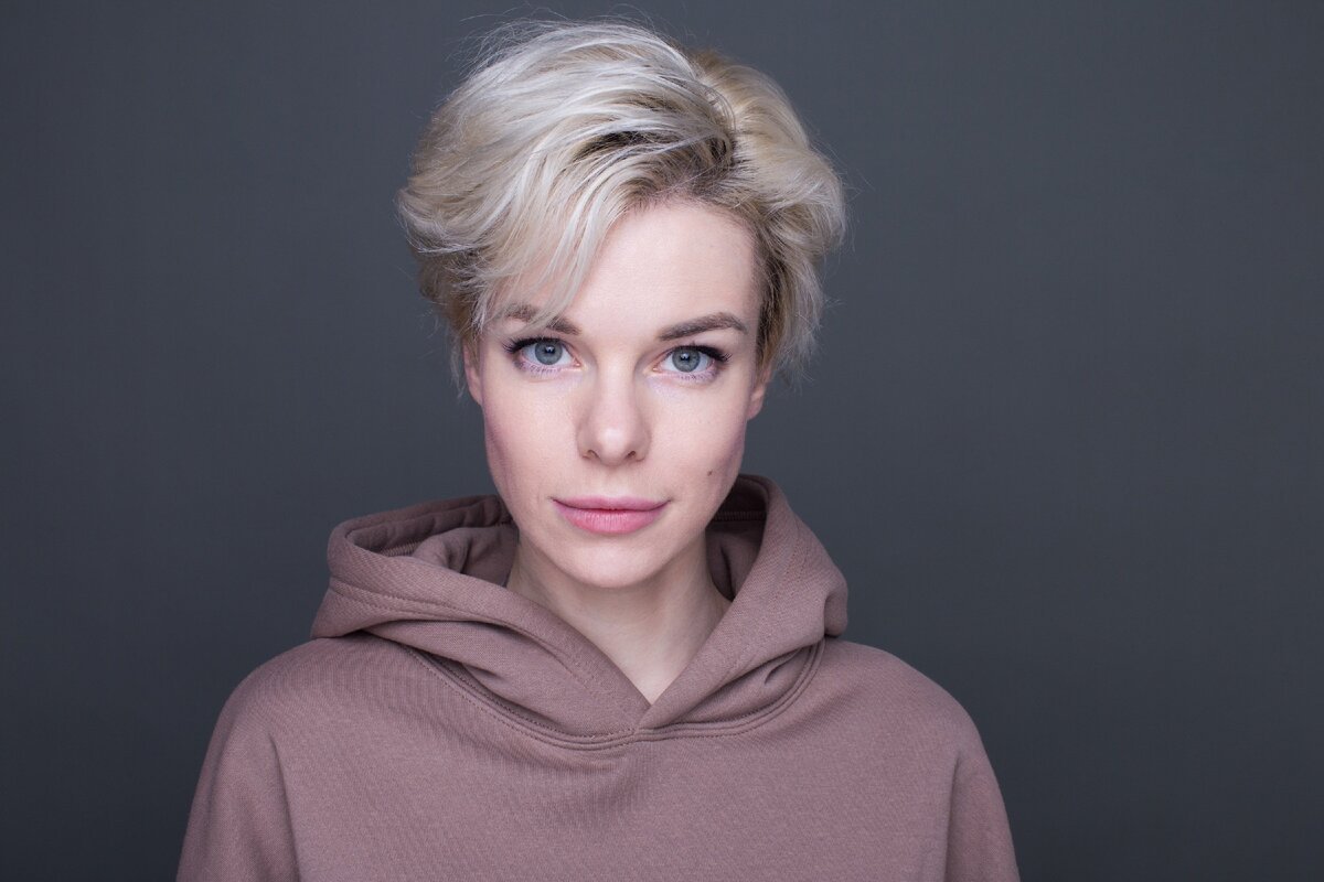 Российская актриса с короткими белыми волосами