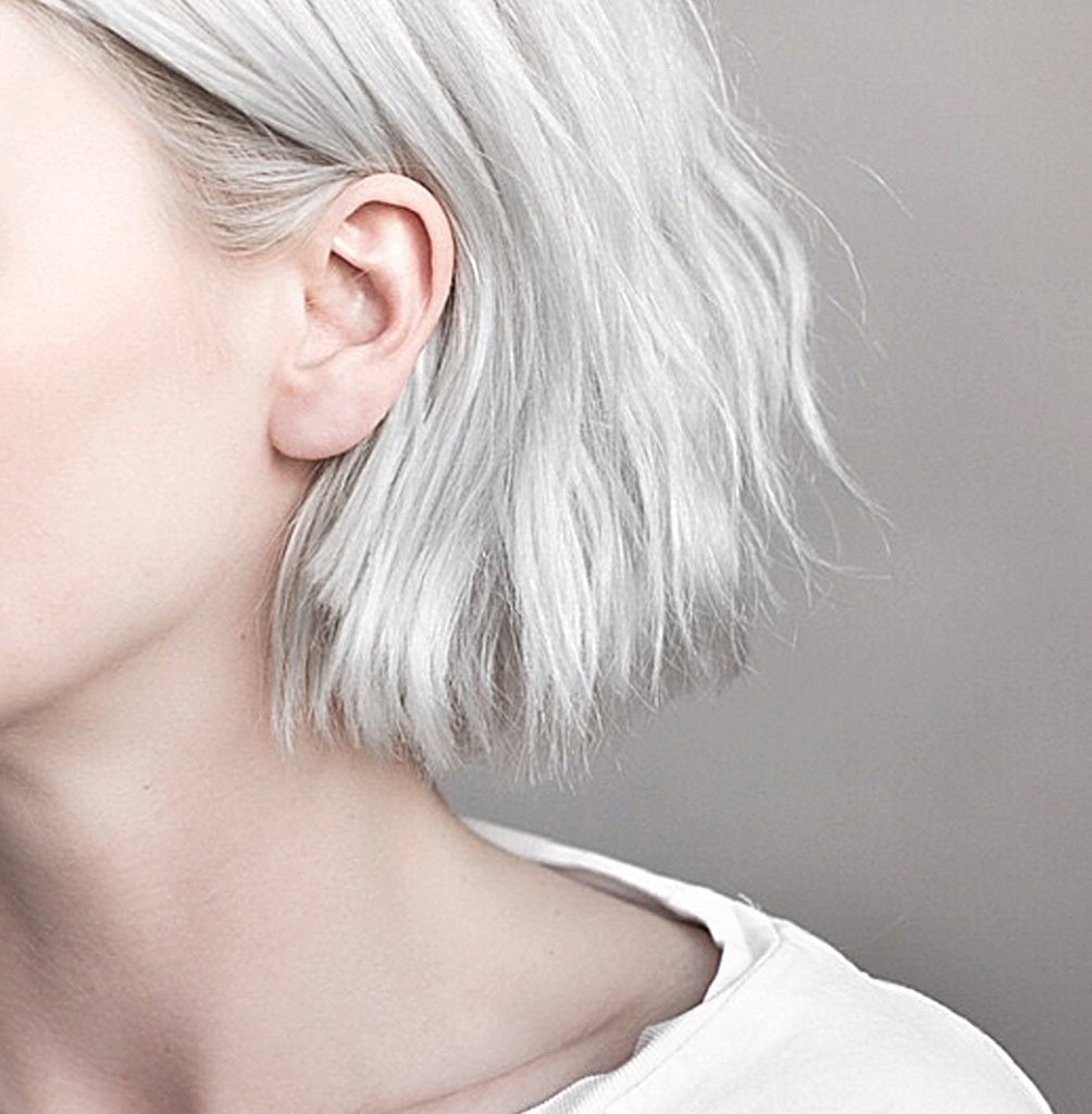 Короткие платиновые волосы