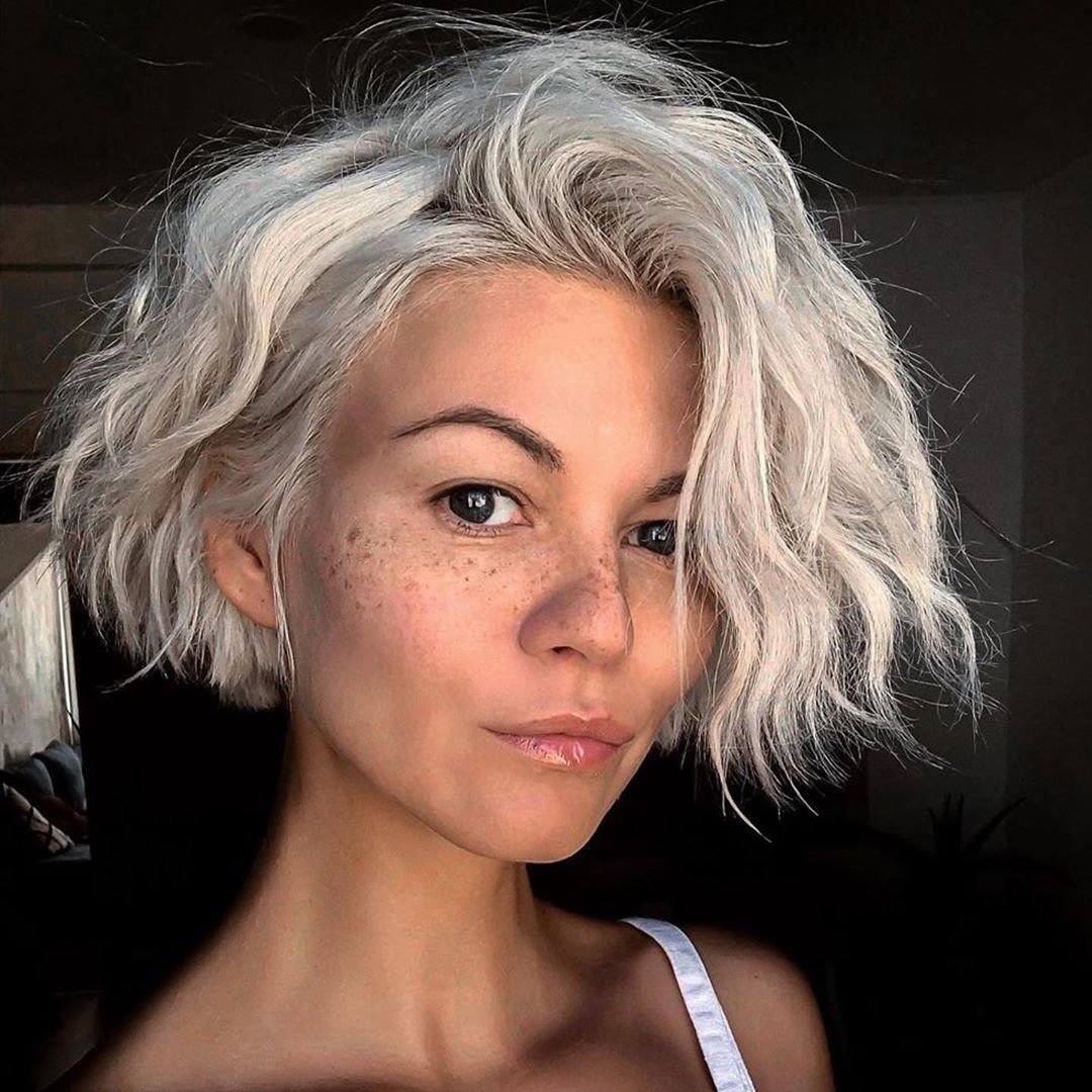 Короткие белые волосы