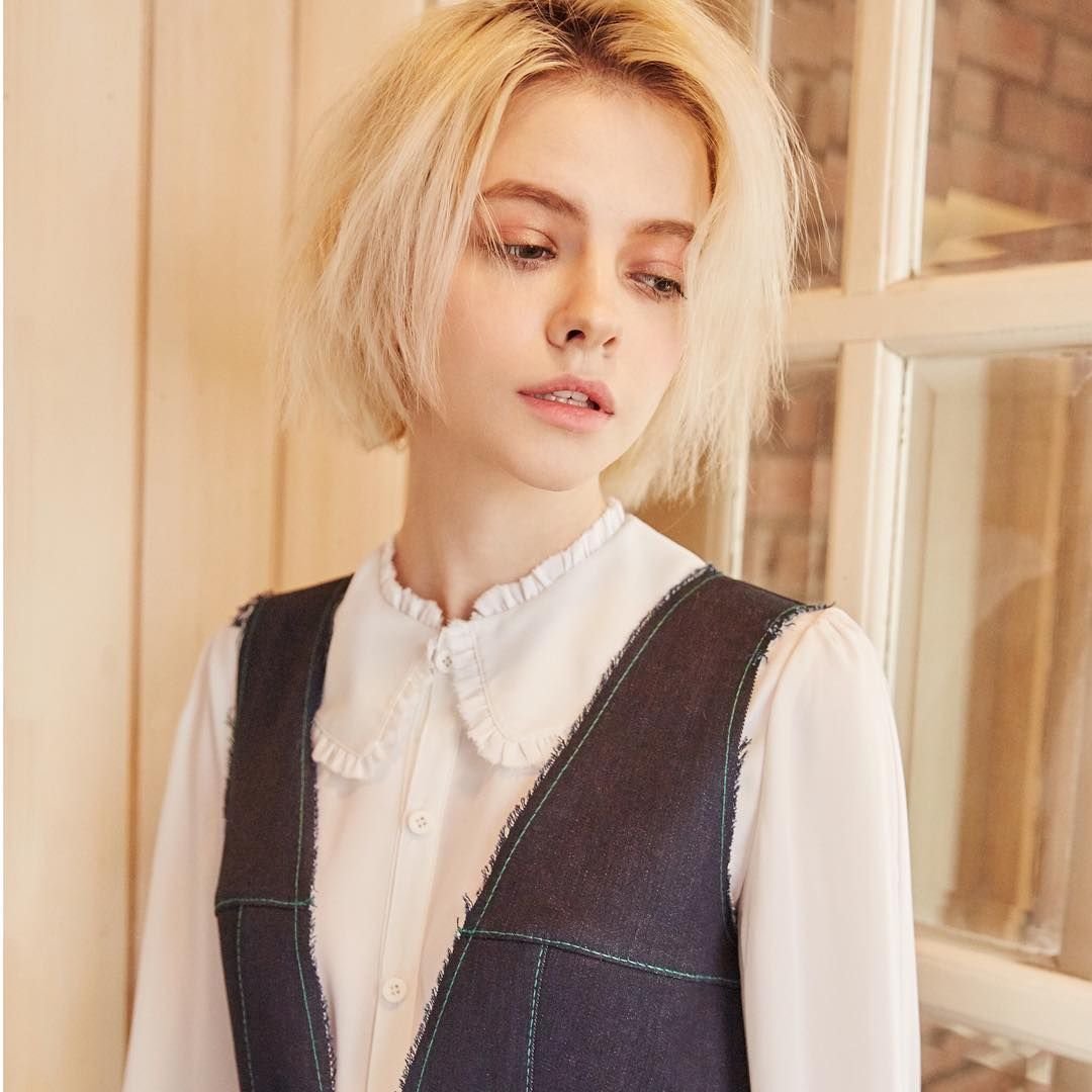 Кира Рауш с короткими волосами