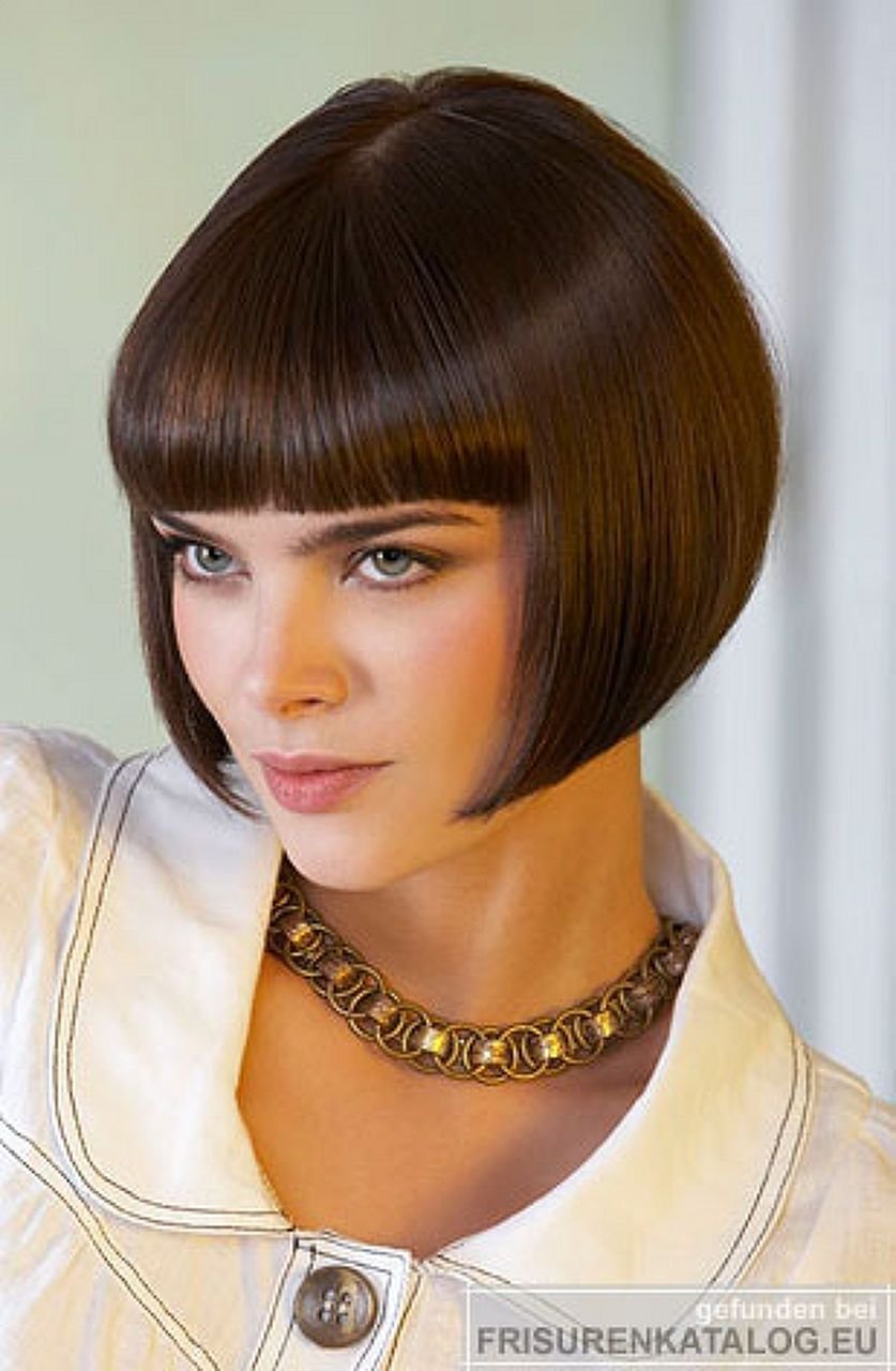 Короткое каре с прямой челкой