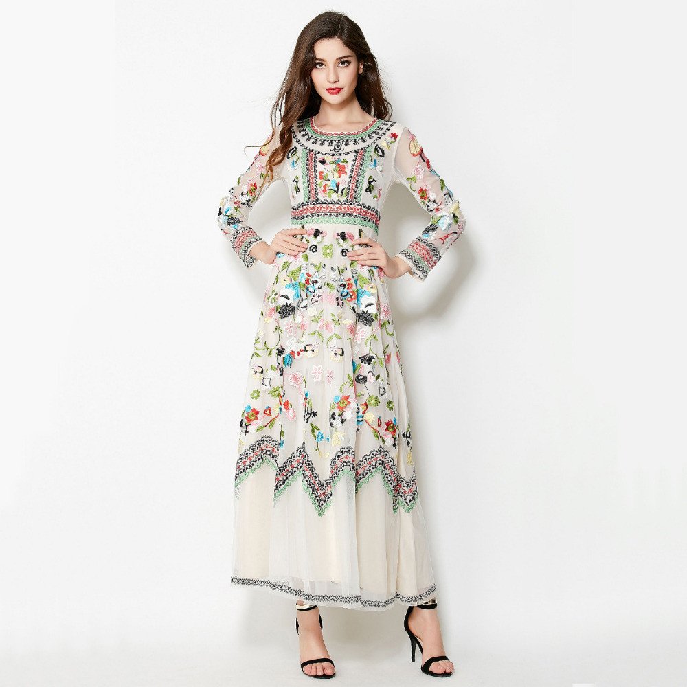 Черное платье с вышивкой