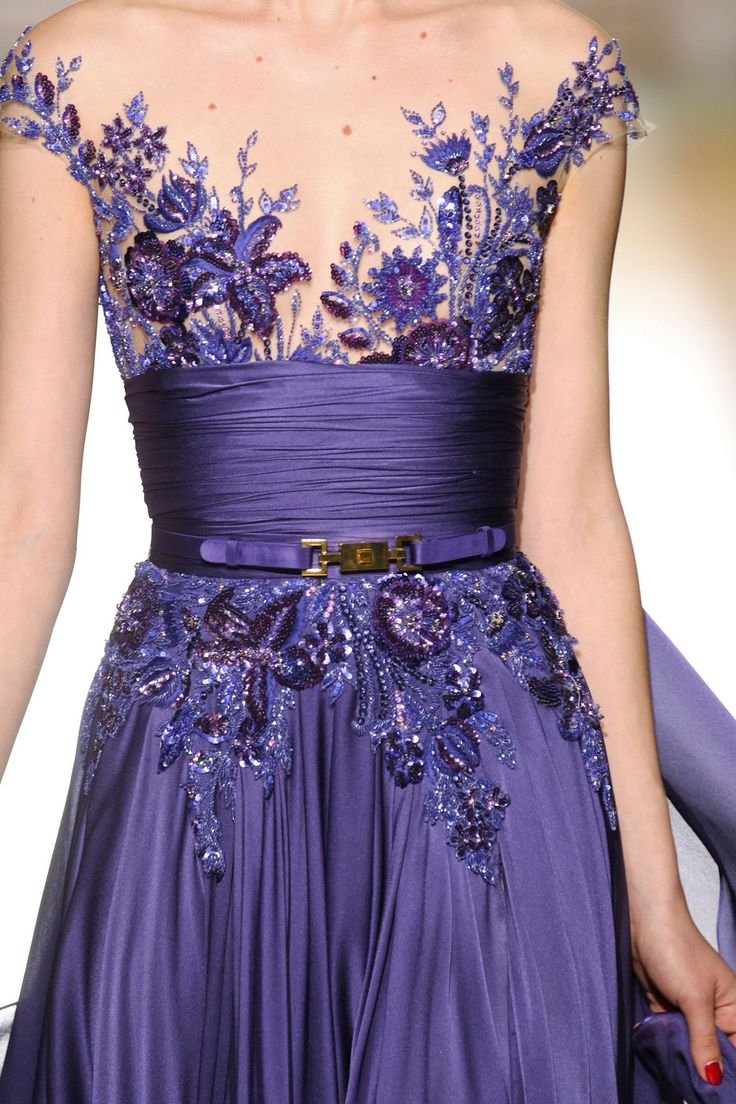 Красивая вышивка на платье