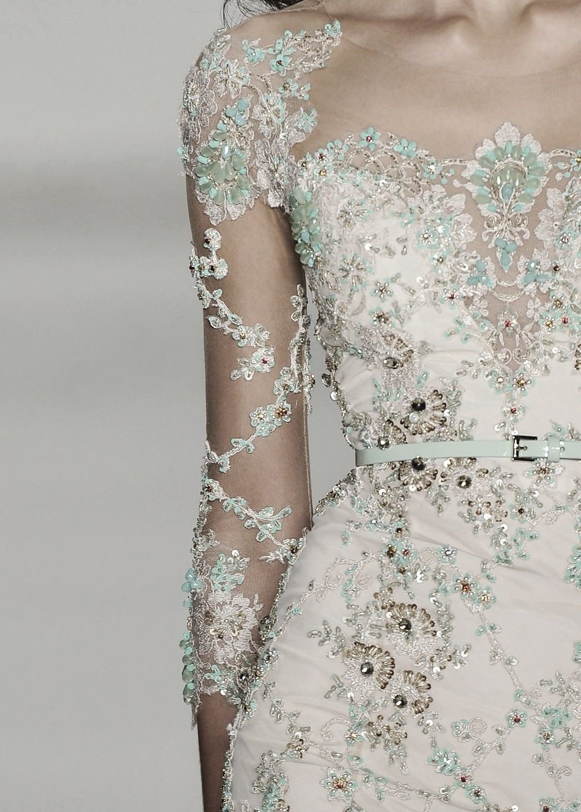 Платье украшенное жемчугом