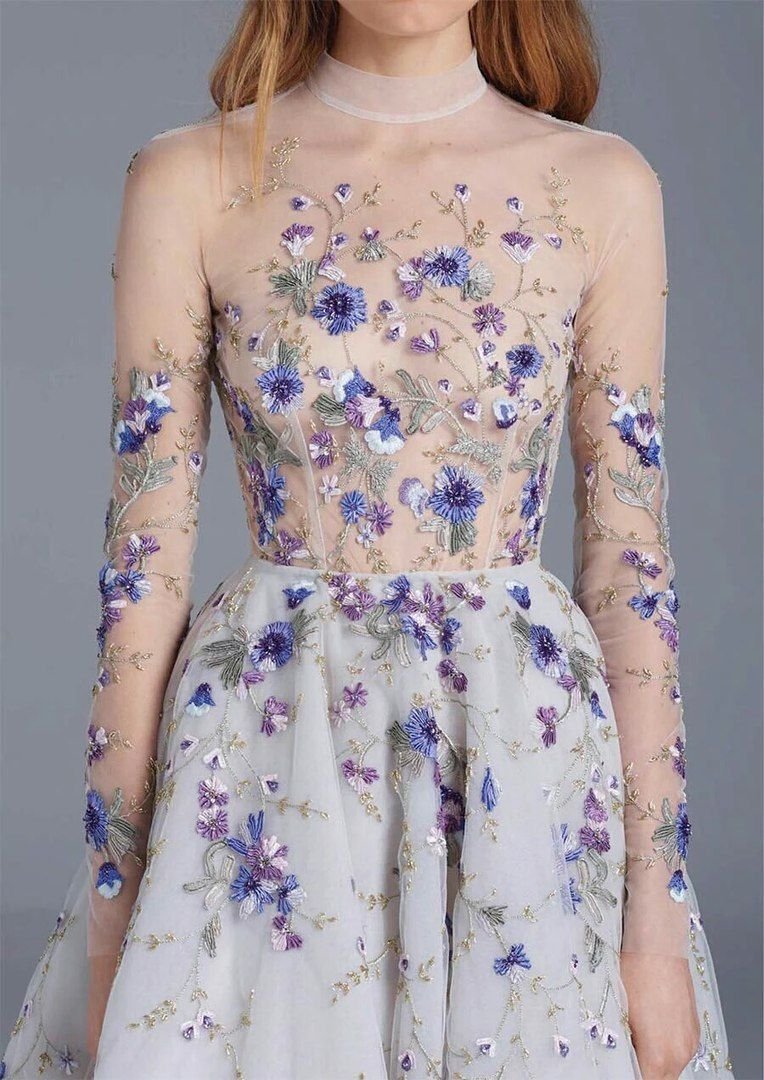 Платье украшенное цветами