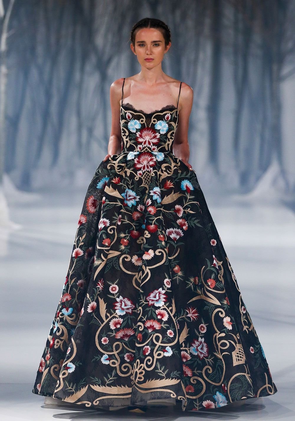 Вечернее платье с вышивкой