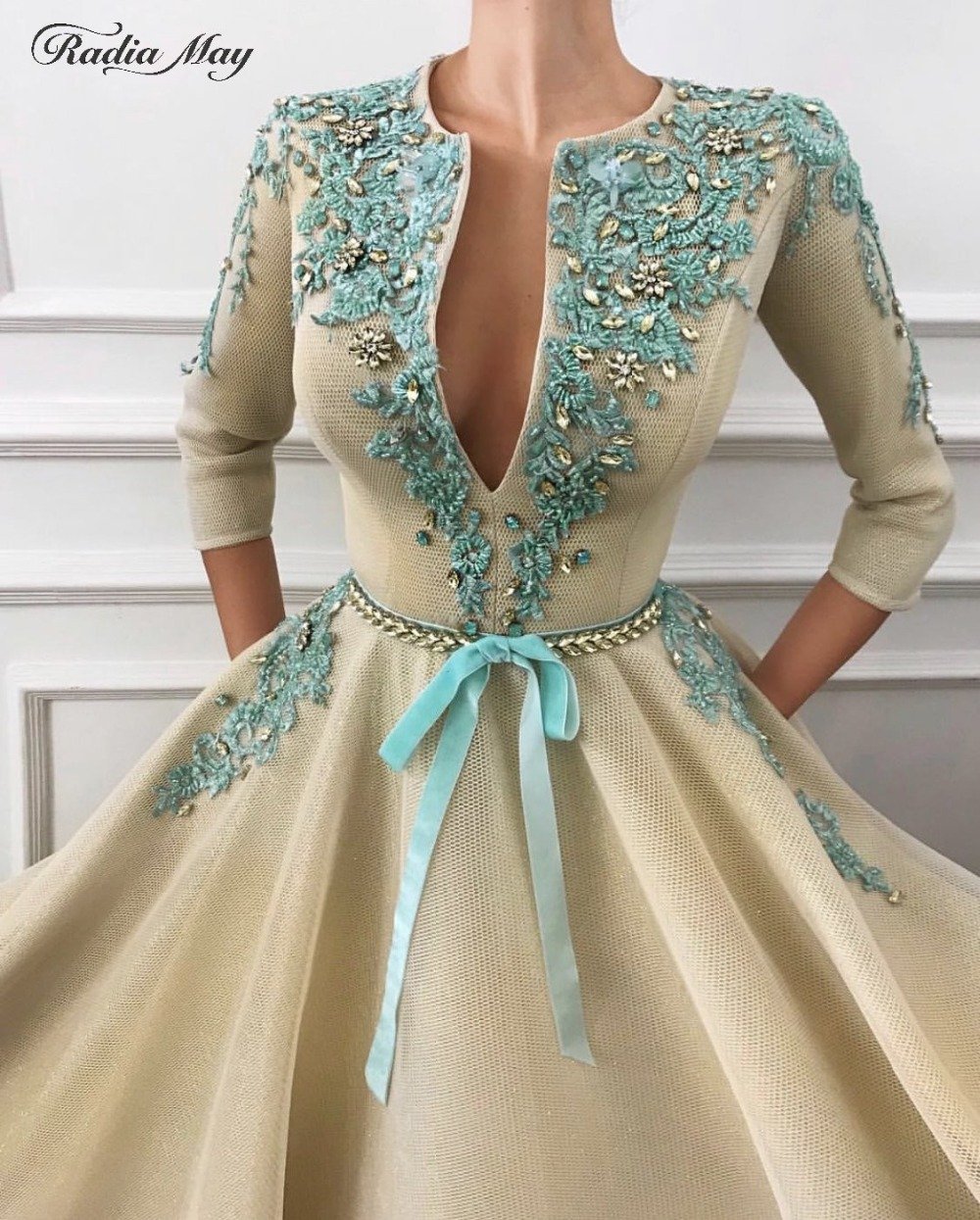 Черное платье с золотой вышивкой