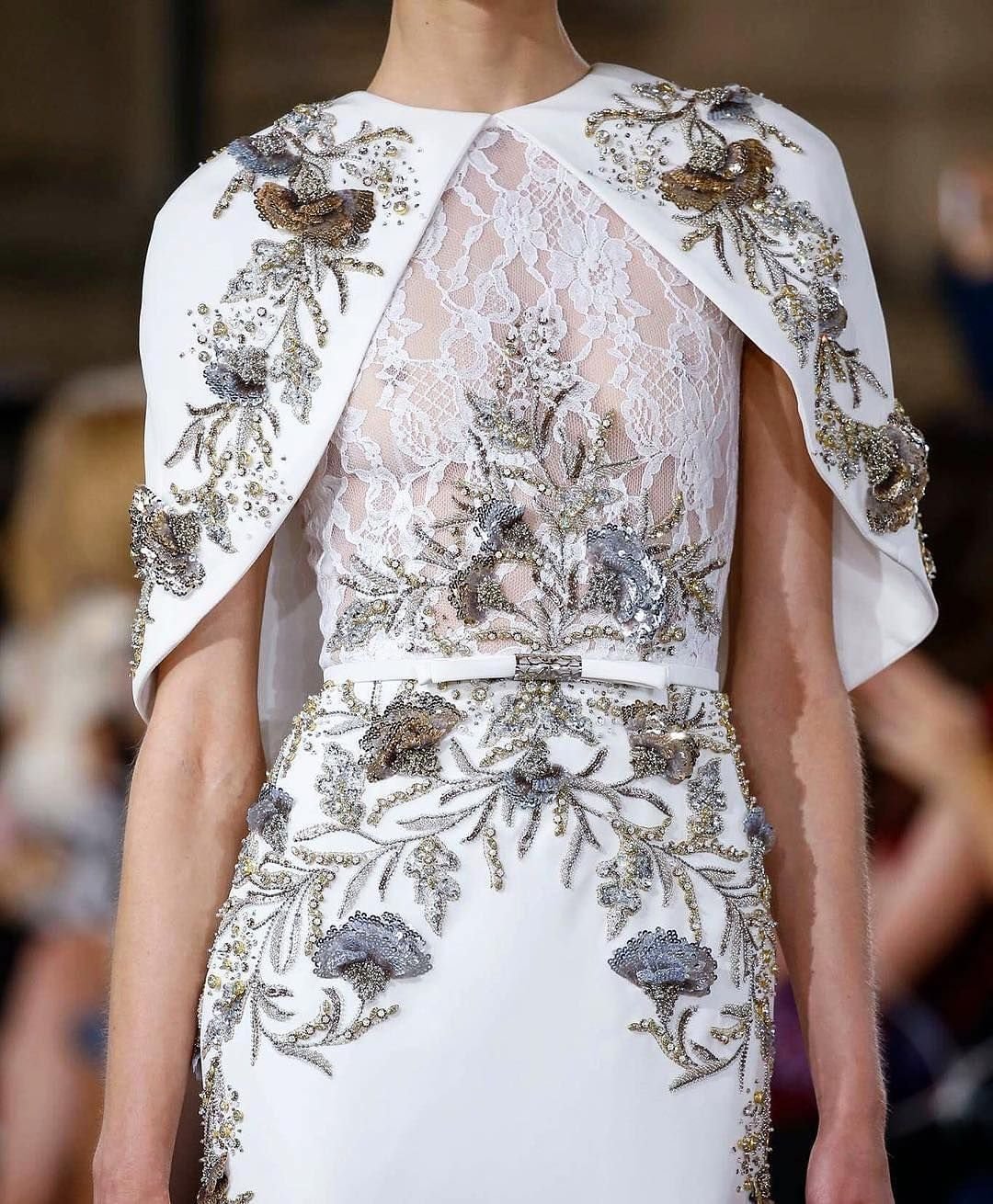 Свадебное платье расшитое