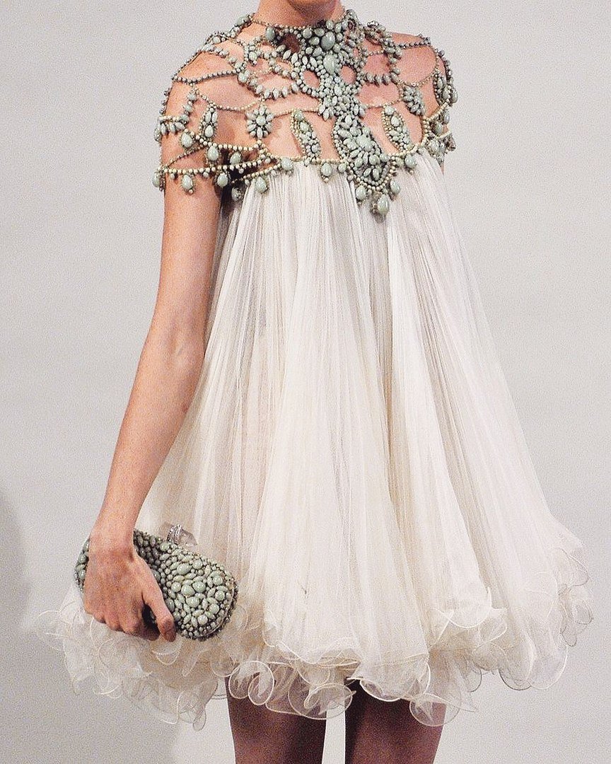 Платья на выпускной с вышивкой