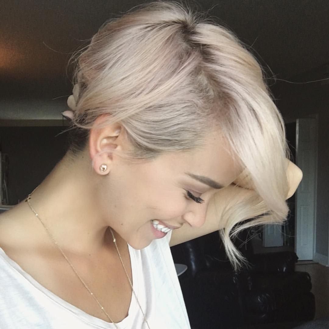 Бежевый блонд на коротких волосах