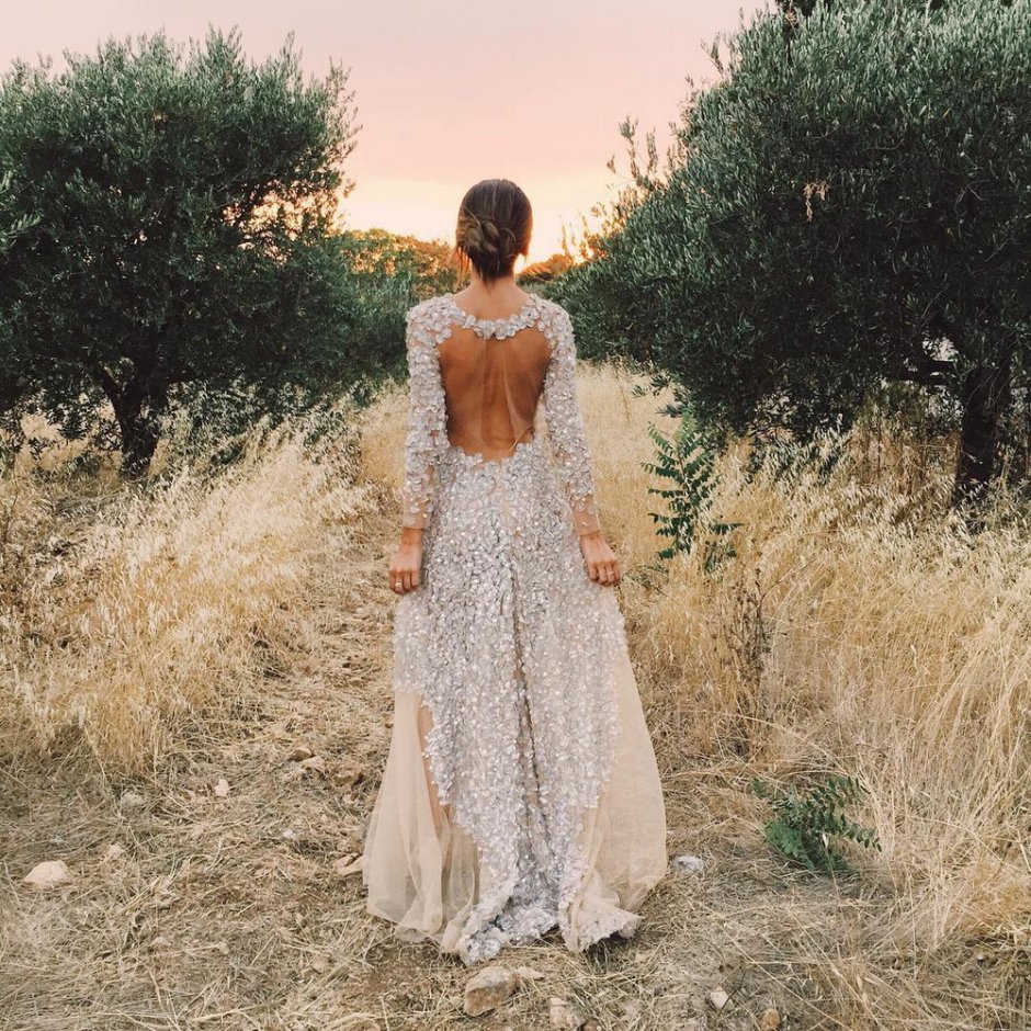 Блоггер в черном свадебном платье