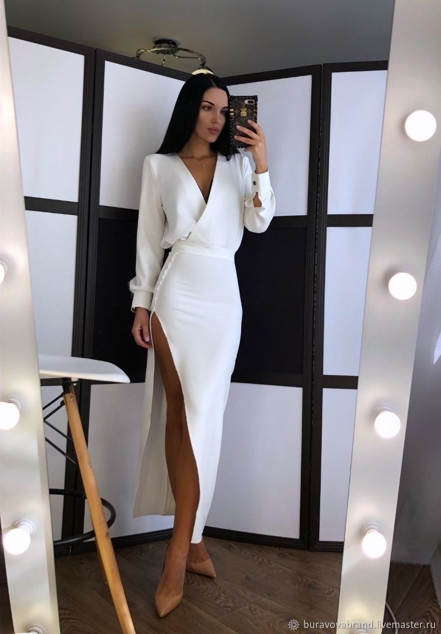 Белое платье с разрезом на ноге