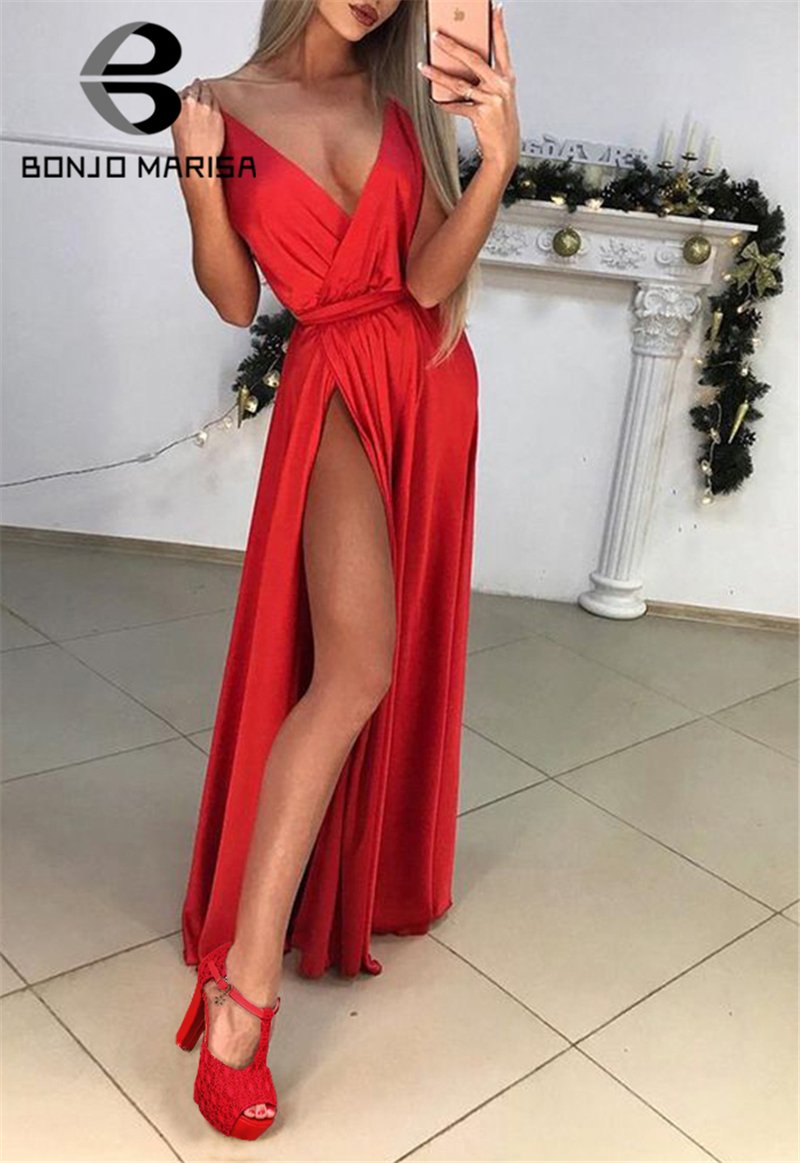 Платье с вырезом на ноге