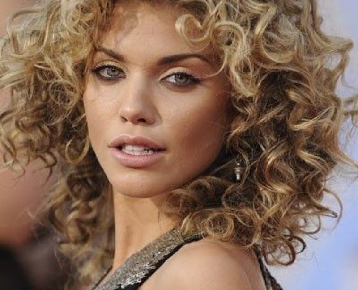 Мелирование на темные вьющиеся волосы