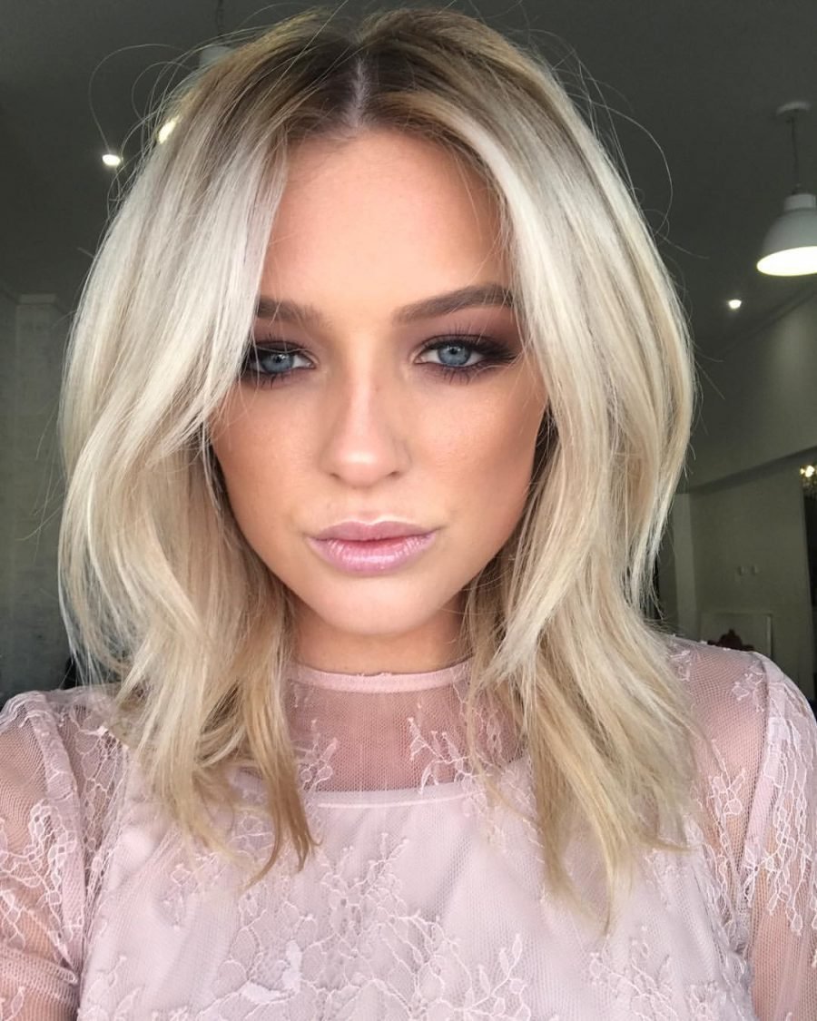 Блондинка с темными корнями