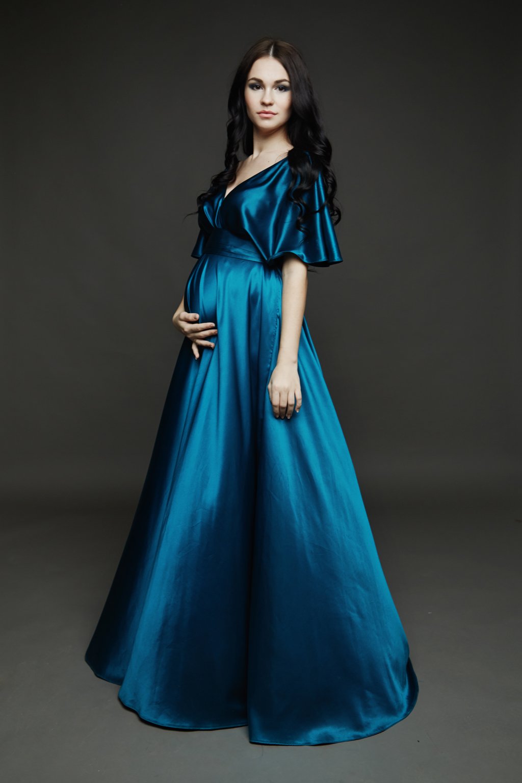 Жена в атласном платье