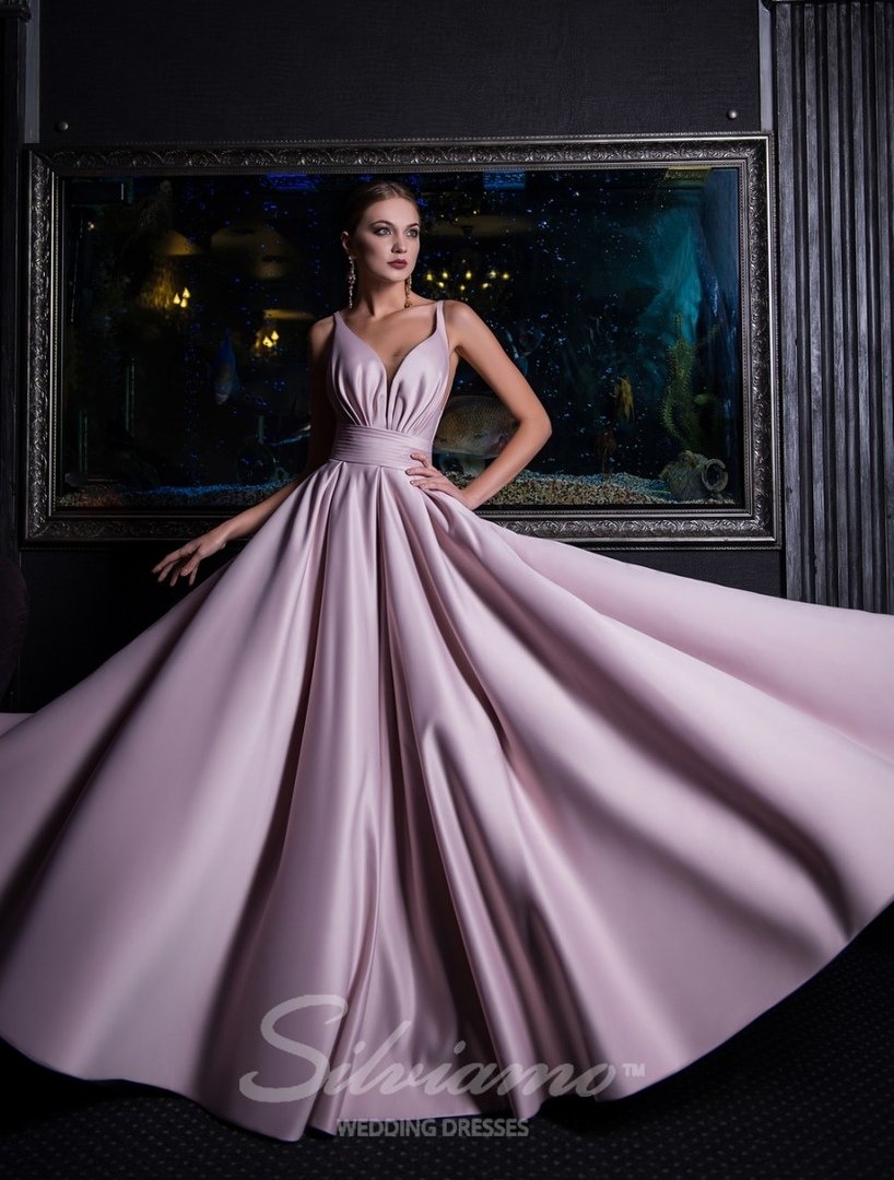 Красное атласное платье