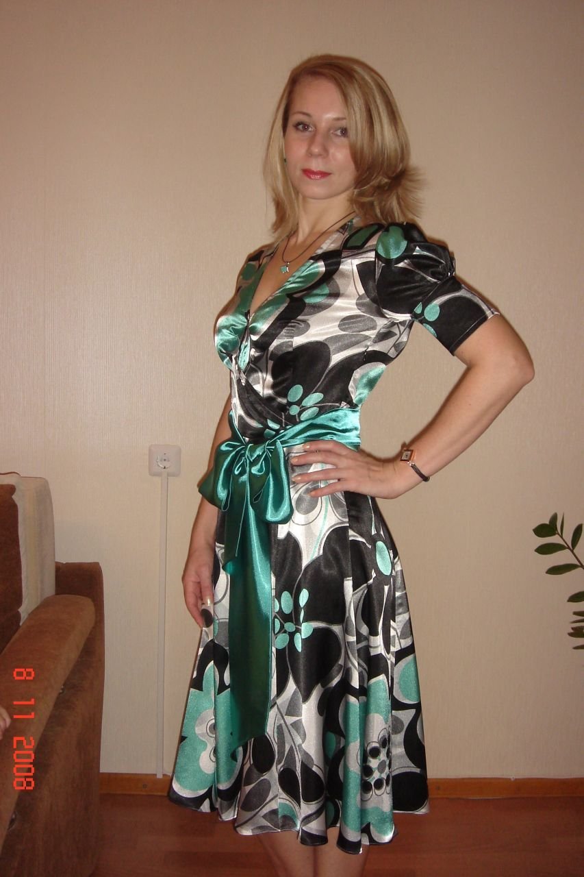 Атласное синее платье