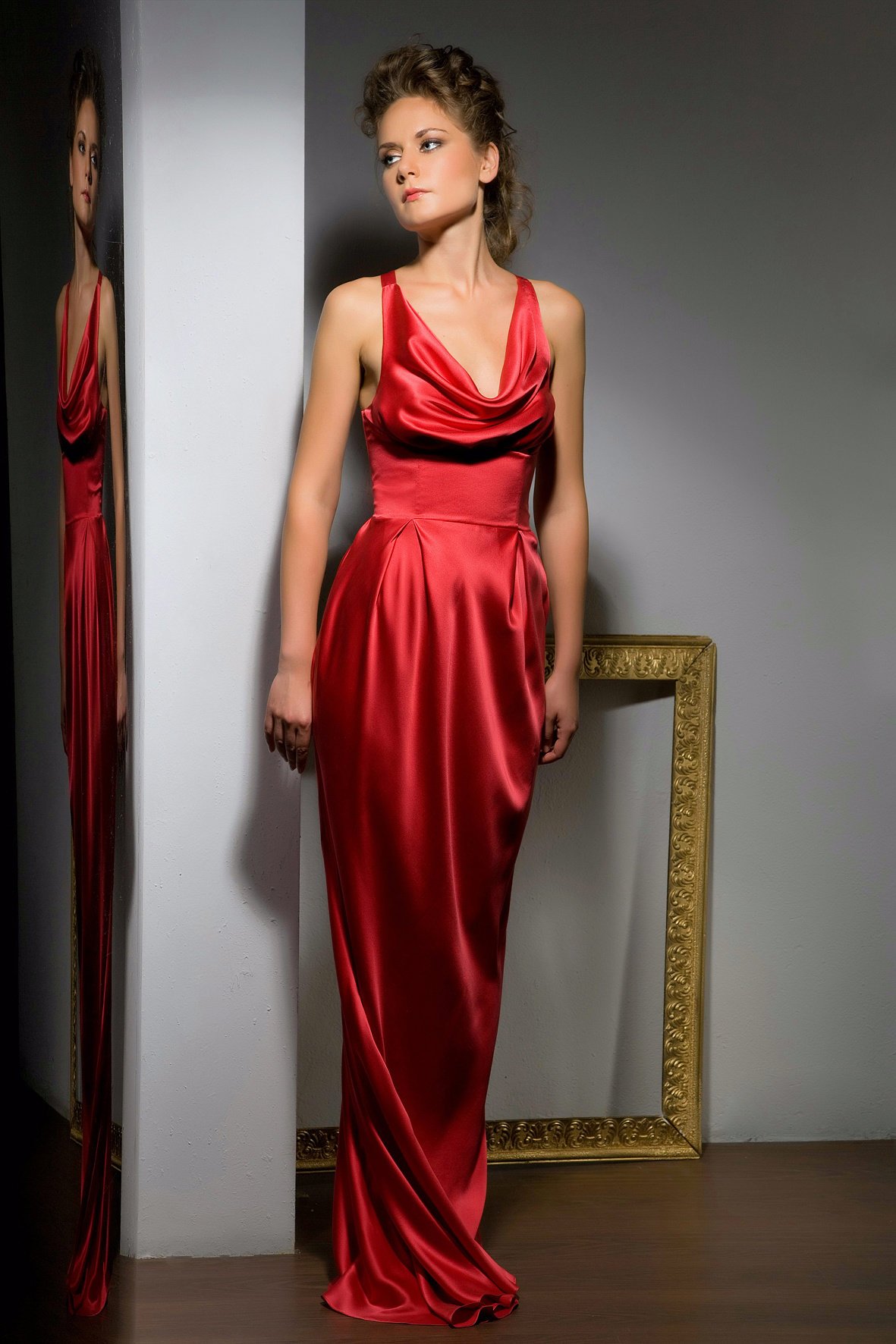 Красное атласное платье
