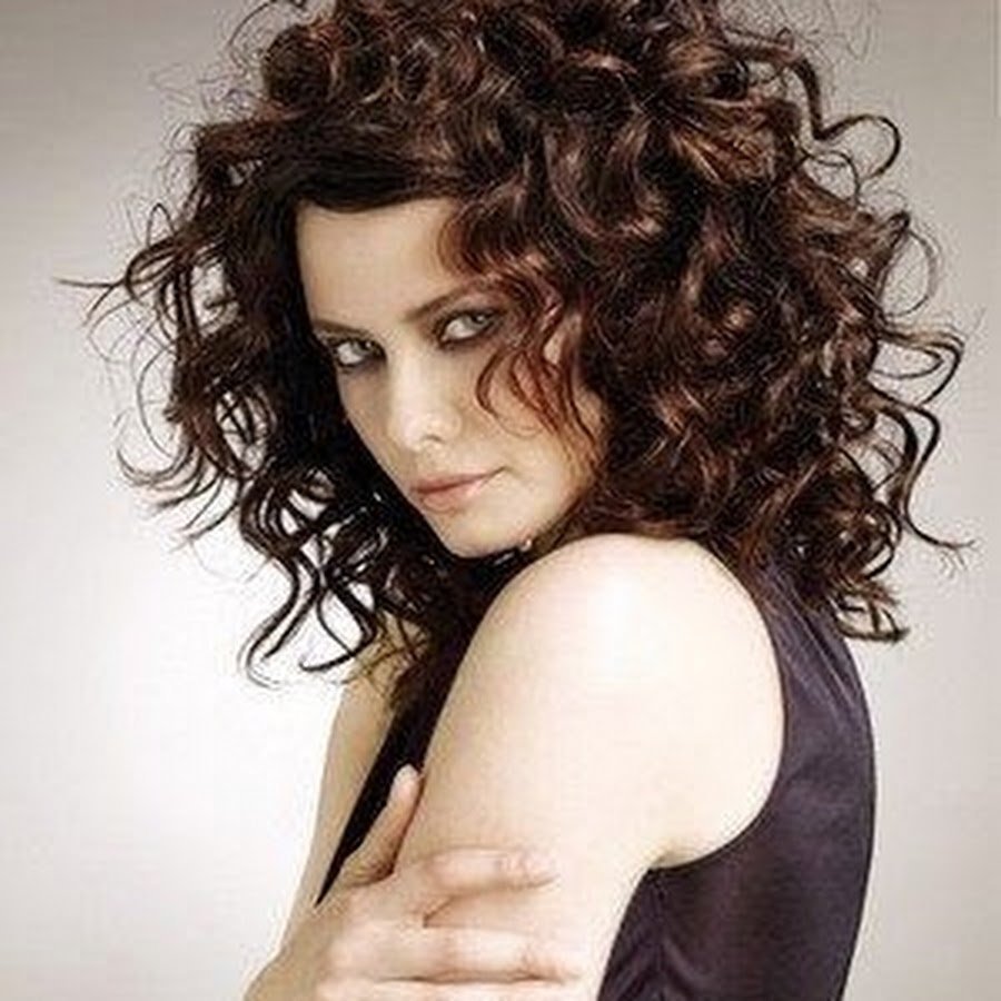 Стрижка Каскад на кудрявые волосы средней