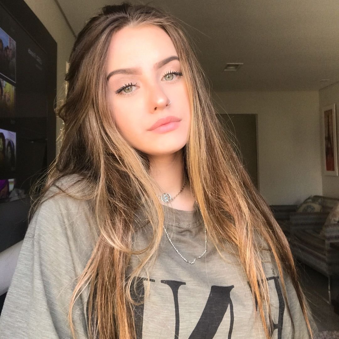 Девочка с русыми волосами