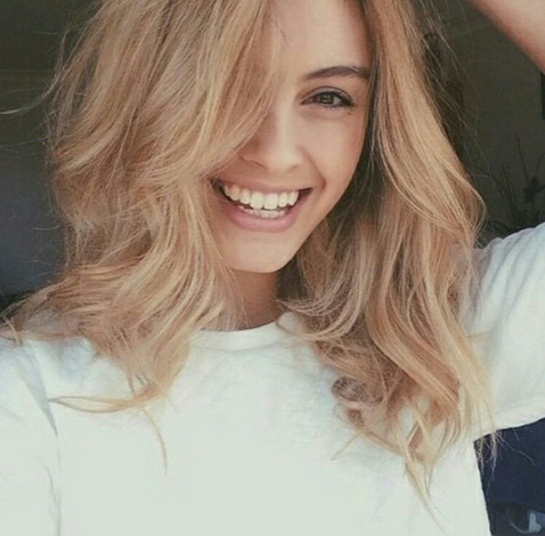 Девушка со светлыми волосами