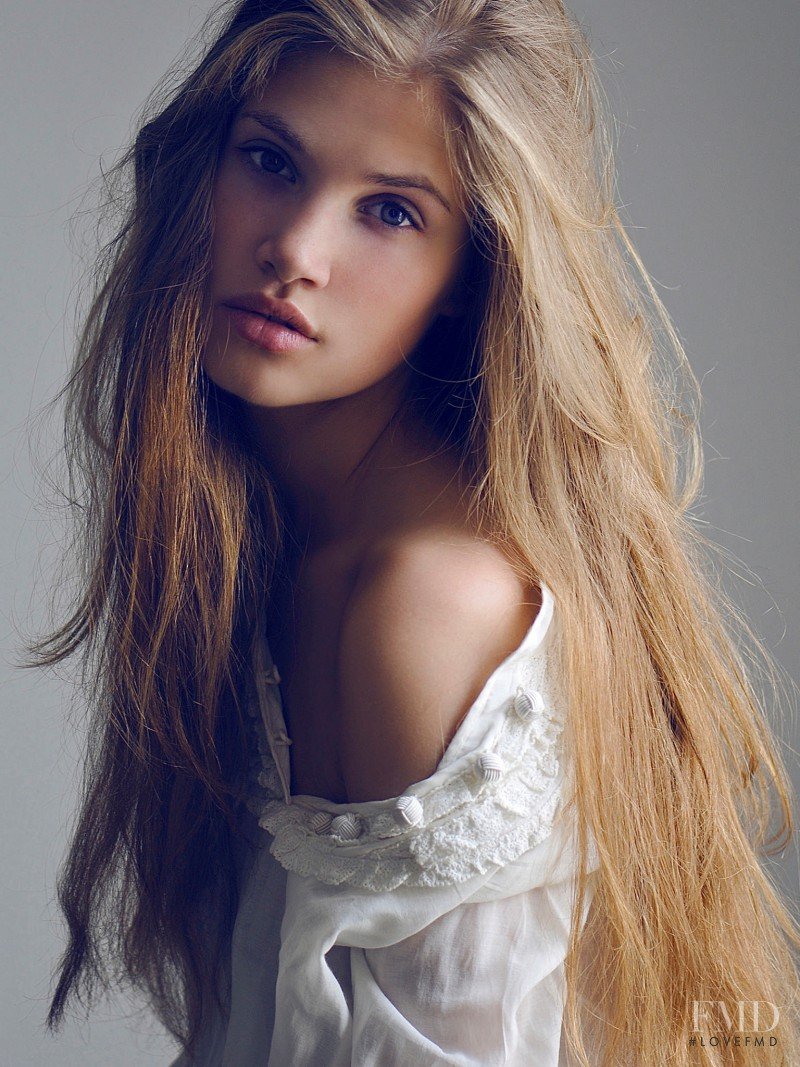 Девушка с русыми волосами