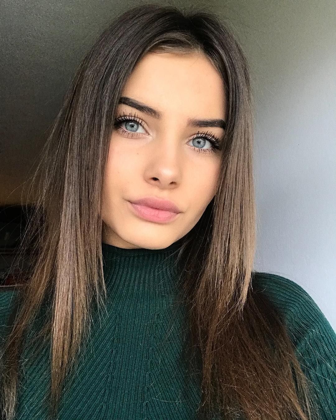 Брюнетка с голубыми глазами