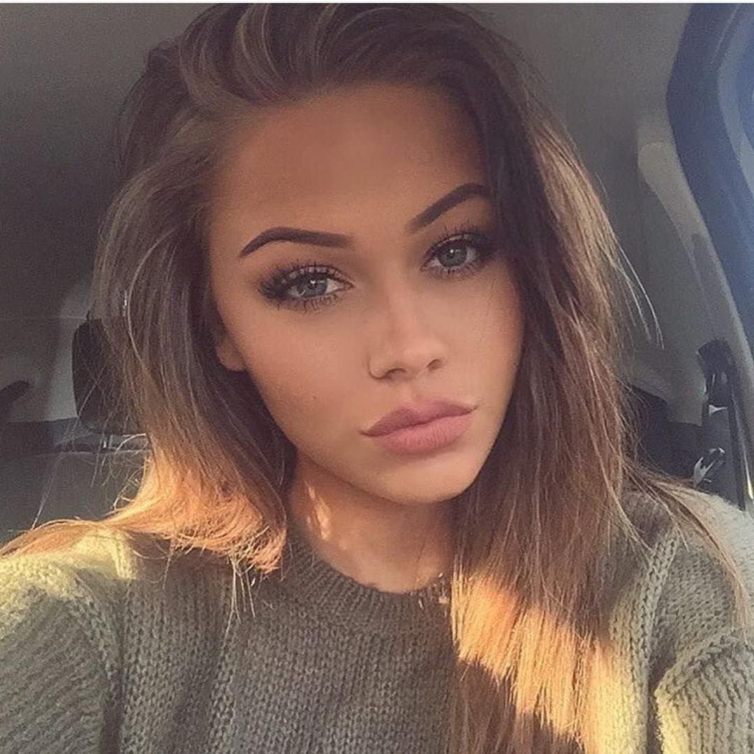 Русая девушка с пухлыми губами